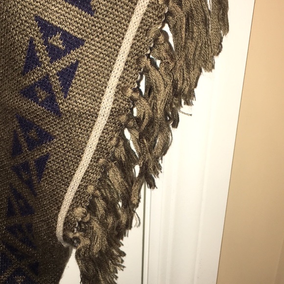 Very J women’s Small Boho Poncho Cover-Up, Southwestern Vibe, Tribal pattern - Picture 9 of 16